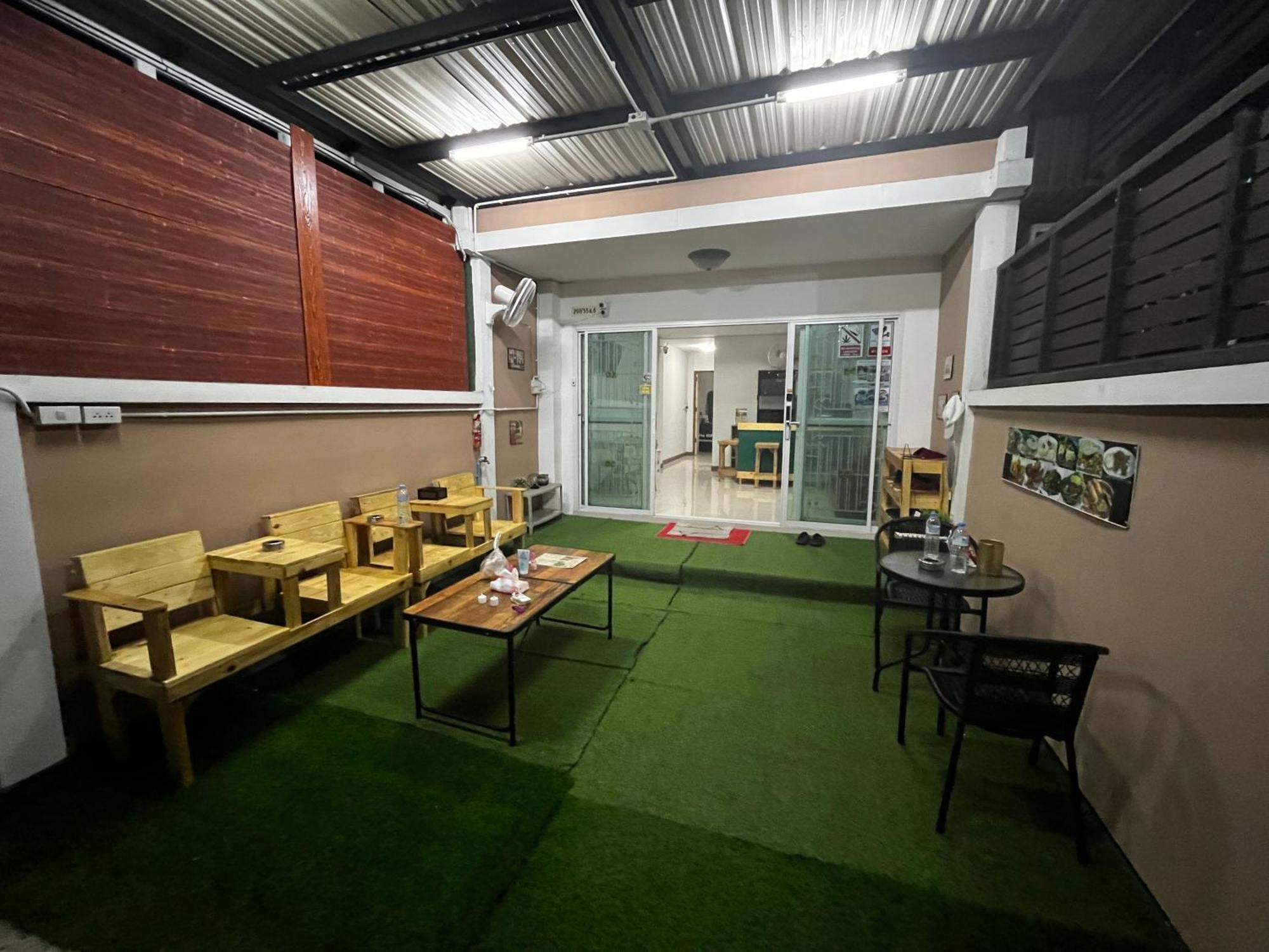 The European House Pattaya Bed & Breakfast Екстериор снимка